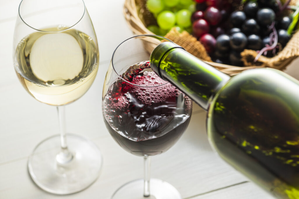 赤ワインと白ワインとブドウ