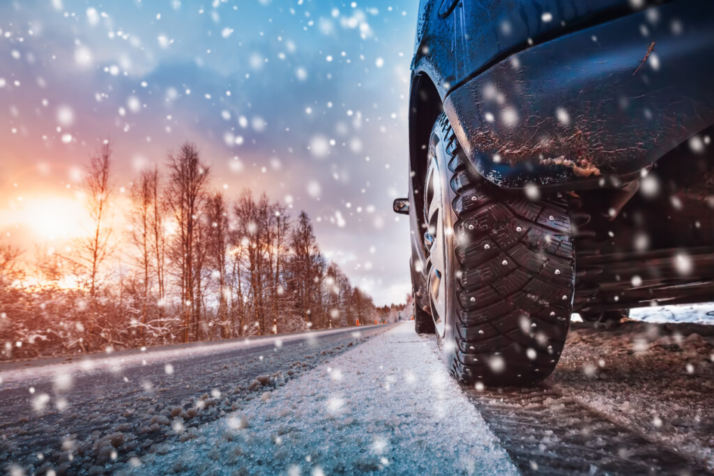 雪道を走る車とタイヤのイメージカット