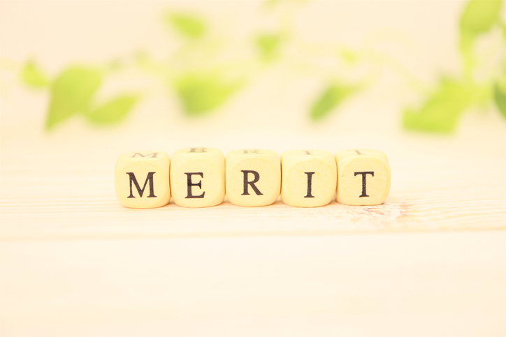 This is a cube of alphabet letters of "MERIT".