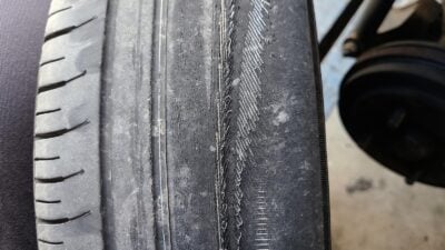 タイヤからワイヤーが出ている!原因や応急処置・対処方法を解説
